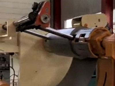 LNCF6-1600三(san)機一體(ti)高配型(xing)精密型(xing)料架矯(jiao)直送料(liao)機