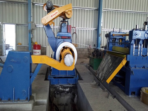 精(jing)密分(fen)條生(sheng)産線(xian)出口(kou)到阿(a)曼