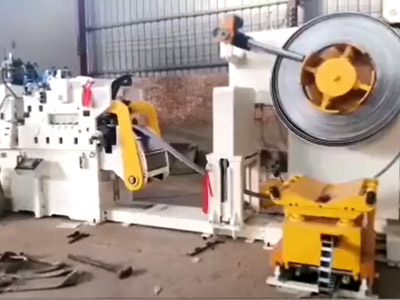 LNCF10-600三機一(yi)體NC高配(pei)型精密(mi)料架矯(jiao)直送料(liao)機