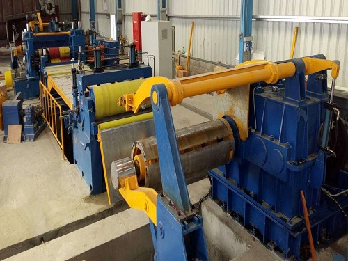 金(jin)峥機(ji)械分(fen)條機(ji)出貨(huo)到阿(a)曼