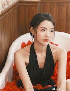 早川奈里濑全集-绫华去掉小内趴在地上打扑克